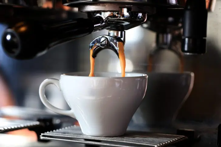 コーヒーを注いでいる画像